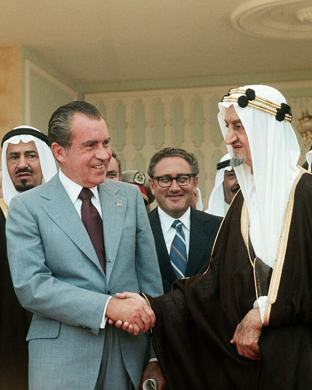 Quốc vương Ả Rập Saudi Faisal (phải) là người đã ký lệnh cấm vận dầu mỏ Mỹ.