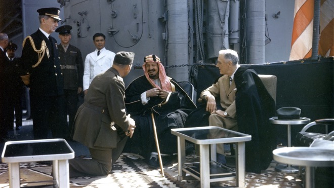 Quốc vương Ả Rập Saudi Abdulaziz (giữa) gặp Tổng thống Mỹ Franklin D. Roosevelt ngày 14/2/1945.