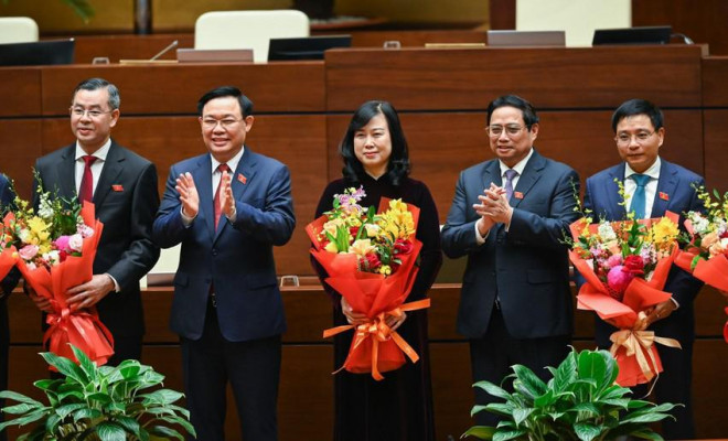 Chủ tịch Quốc hội Vương Đình Huệ và Thủ tướng Chính phủ Phạm Minh Chính tặng hoa chúc mừng hai tân bộ trưởng. Ảnh: Hoàng Hải