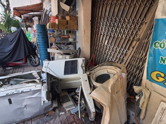 Tin tức trong ngày - Ô tô lao vào cửa hàng điện lạnh ở TP.HCM, húc văng nhiều máy móc