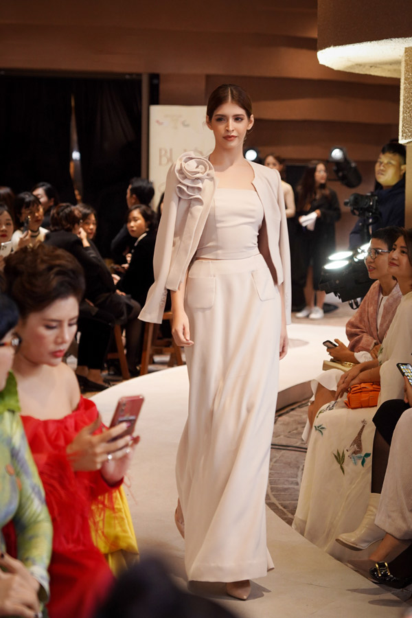 Khi&nbsp;có cơ hội trải nghiệm cùng các nghệ nhân chế tạo gốm với quy trình hết sức cầu kỳ tỉ mỉ, cô&nbsp;càng thêm&nbsp;trân trọng công&nbsp;sức, lòng yêu nghề và khát khao bảo tồn, phát triển&nbsp;truyền thống của&nbsp;bao thế hệ nghệ nhân giữa cuộc sống công nghệ hiện đại.