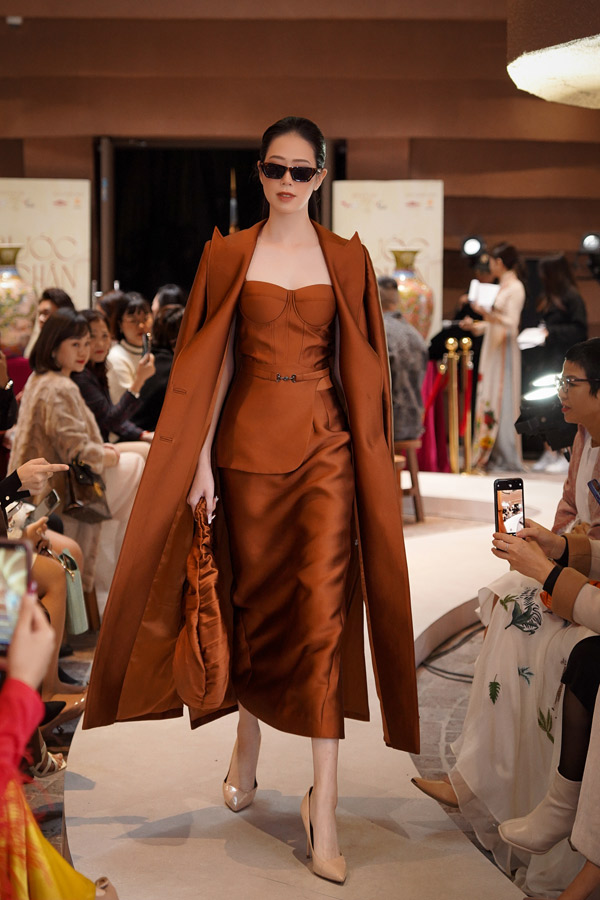 Bộ sưu tập “Motherland” vẫn trung thành với phong cách thanh lịch, tối giản và tôn vinh nữ quyền mà Helene Hoài theo đuổi suốt 20 năm làm nghề. Cô quan niệm rằng, một bộ trang phục đẹp không chỉ tôn được vóc dáng, làn da của từng người phụ nữ mà còn khiến họ tự tin hơn, toả sáng hơn khi khoác lên người.&nbsp;