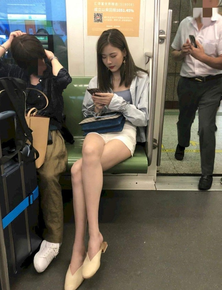 Nếu đã mặc kiểu đồ này thì bạn cần chú ý hơn đến dàng ngồi hoặc dùng túi để che.
