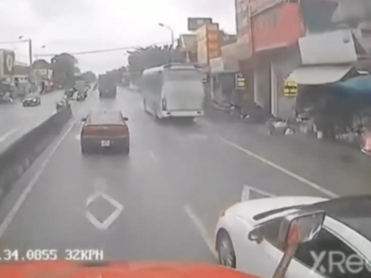 Ô tô - Clip: Xe con nhận kết đắng khi len lỏi, tạt đầu container