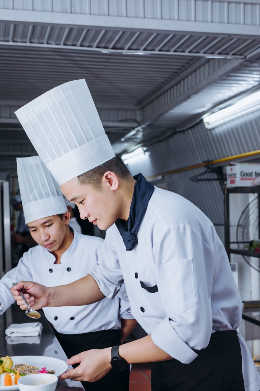 Anh Lưu Huỳnh Châu là đầu bếp chế biến thành thạo các món ăn Á Âu