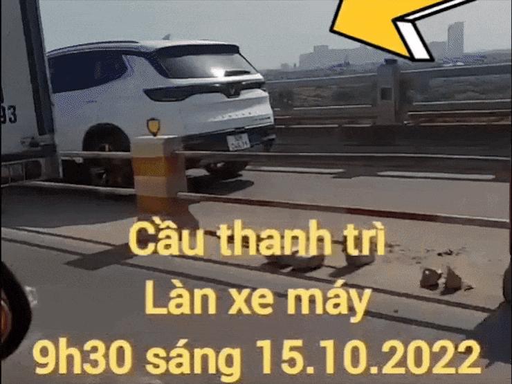 Clip: Ô tô đi vào làn xe máy trên cầu Thanh Trì được CSGT ”hộ tống” và cái kết