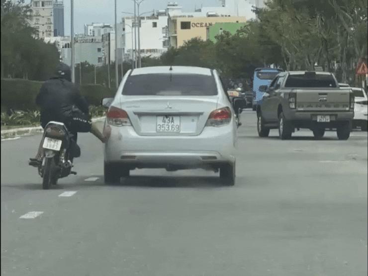 Clip: Ngỡ ngàng khi người đi xe máy dùng chân đẩy ô tô trên phố
