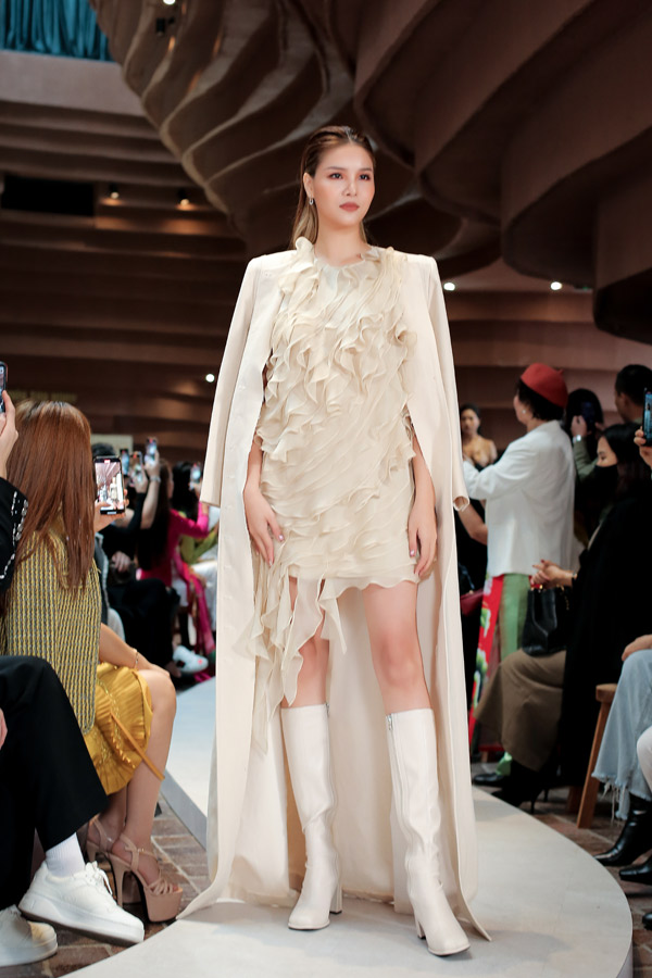 Show diễn còn có sự góp mặt của người mẫu Kỳ Hân - Vợ Mạc Hồng Quân.&nbsp;Dẫu đã là “gái hai con” nhưng bà xã cầu thủ Mạc Hồng Quân vẫn giữ được thân hình lý tưởng cùng thần thái lạnh lùng như lúc còn hoạt động showbiz. Ngoài ra, cựu người mẫu Trang Trần, model Andrea cũng trình diễn cho bộ sưu tập của NTK Helene Hoài.&nbsp;