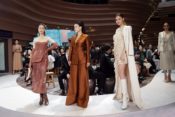 Nhiều năm qua, Dương Thuỳ Linh tập trung phát triển sự nghiệp kinh doanh và gần như ít hoạt động showbiz. Người đẹp kể rằng, khi ở trong cánh gà, tim cô đập nhanh vì quá hồi hộp, lo lắng, sợ mình không đủ sức hút so với dàn model trẻ. Thế nhưng khi bước ra sân khấu, những tràng vỗ tay của khán giả và sự cổ vũ của người thân, bạn bè khiến cô càng thêm hưng phấn trong từng bước đi.&nbsp;