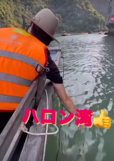 "Gao Đỏ" cập nhật hình ảnh về chuyến
đi sang Việt Nam lên Story cá nhân