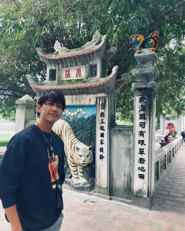 Hai diễn viên người
Nhật thăm phố phường Hà Nội