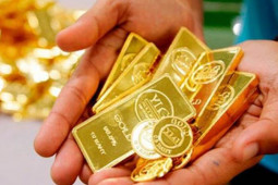 Kinh doanh - Giá vàng hôm nay 21/10: Tăng chớp nhoáng rồi giảm một mạch xuống đáy 3 tuần