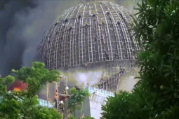 Thế giới - Mái vòm khổng lồ của đền thờ Indonesia sụp đổ trong khói lửa