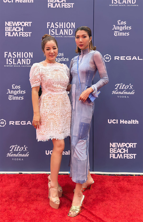 Sự kiện ra mắt phim thu hút nhiều nghệ sĩ Việt đang sinh sống và làm việc ở Mỹ đến tham dự. Trong đố đó, có cựu người mẫu Ngọc Quyên, diễn viên hài Thúy Nga… Trong ảnh, Ngọc Quyên và Thúy Nga khoe vẻ đẹp rạng rỡ với trang phục nữ tính. Ngọc Quyên diện bộ đầm phong cách patchwork lạ mắt, dùng túi xách nhỏ của Jacquemus.