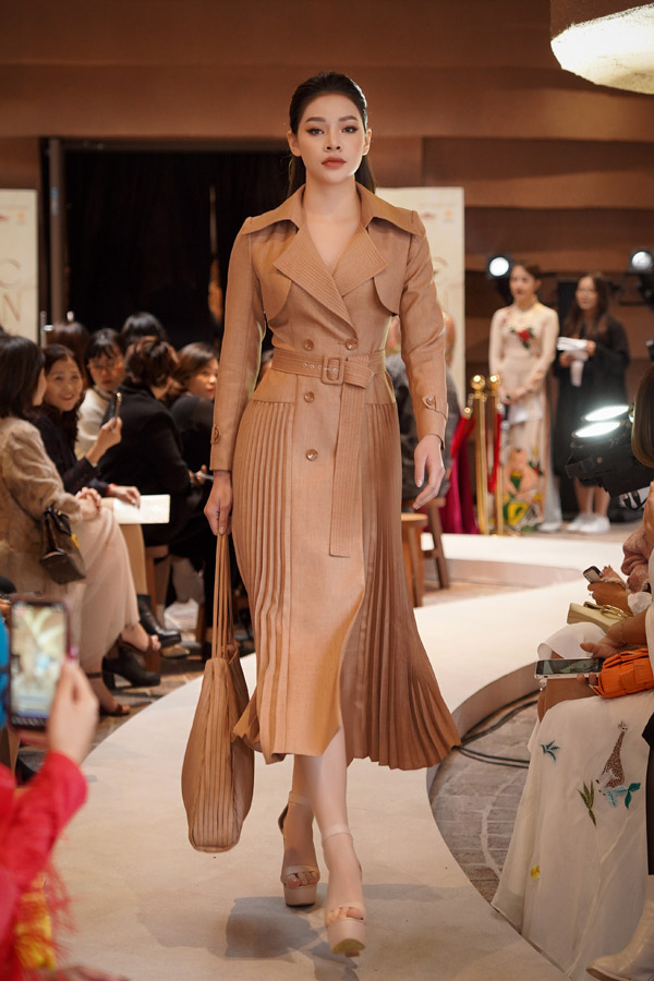 Đất nung vốn là nguyên liệu tự nhiên nguyên thủy nhất của gốm, là chất liệu không thể thiếu để tạo nên những sản phẩm gốm sứ tuyệt đẹp của làng nghề Bát Tràng. Lựa chọn đất sét làm gốm là bước đầu tiên cực kỳ quan trọng trong quá trình sản xuất đồ gốm sứ, là khởi nguồn của những tuyệt tác.&nbsp;