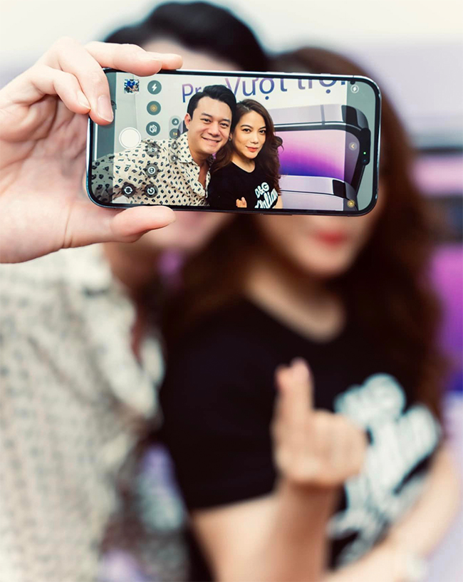 Nhận xét về bạn trai kém 14&nbsp;tuổi, Trương Ngọc Ánh cho hay, Anh Dũng còn trẻ nhưng có cái nhìn sắc bén:&nbsp;"Anh Dũng chững chạc, điềm tĩnh chứ không nông nổi so với độ tuổi. Đây là điều tôi luôn tự tin ở bạn trai. Anh chịu học hỏi, đọc nhiều sách, nghiên cứu nên có những quyết định mà ngay cả tôi nhiều lúc không ngờ đến. Anh Dũng không ham mê nổi tiếng, không đến với tôi vì mục đích nào cả. Ngược lại, Anh Dũng luôn xuất hiện bên tôi thầm lặng, không ồn ào và luôn làm được những điều anh ấy thích. Ở bên anh, tôi thấy sáng suốt hơn, người ta nói "Gần mực thì đen, gần đèn thì sáng" là vậy".
