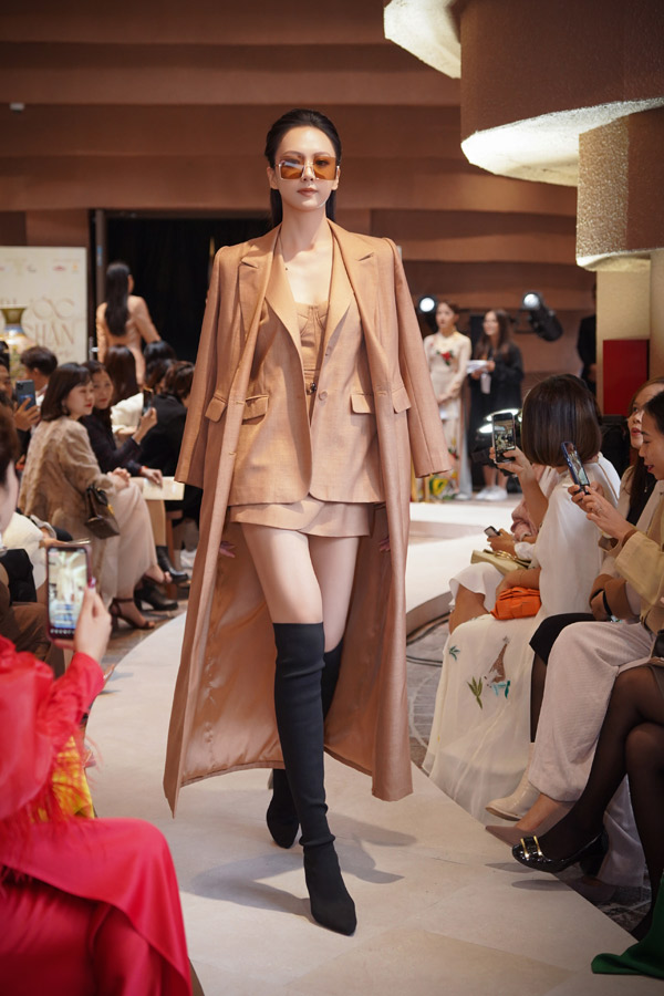 Với NTK Helene Hoài, Bát Tràng còn là nơi mẹ cô sinh ra và lớn lên, cũng là mảnh đất bố mẹ cô gặp gỡ rồi nên duyên. Do đó, bộ sưu tập lần này như hành trình cô tìm về với miền đất mẹ như một lời tri ân dành cho đấng sinh thành vào ngày Phụ nữ Việt Nam 20/10.&nbsp;