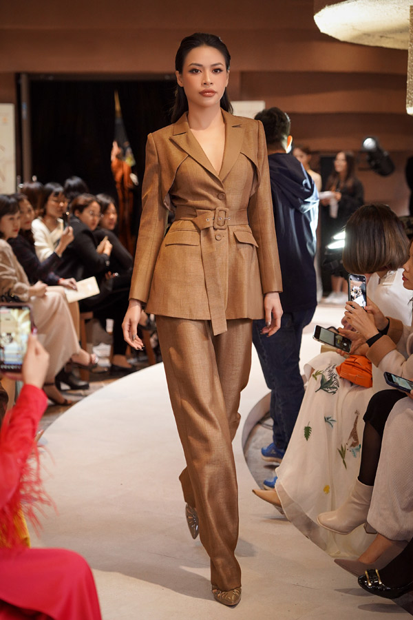 Bảng màu (palette) của bộ sưu tập biến hoá từ sắc nâu cát của phù sa sông Hồng đến đất sét nung - sắc màu của những tinh hoa nguyên bản trước khi biến thành các tuyệt tác gốm sứ. Vẫn khai thác các phom đồ quen thuộc như chân váy bút chì, váy xếp ly, suit, sơ mi, vest, váy liền, trench coat… nhưng&nbsp;khi thì mềm mại, lúc mạnh mẽ qua cách lựa chọn chất liệu, kỹ thuật may đo cao cấp và những điểm nhấn như vai bồng, nếp gấp uốn lượn như sóng hay chiếc túi trên trang phục … Lụa dệt bằng tay từ Bảo Lộc (Lâm Đông), tafta từ sợi tự nhiên là hai chất liệu được tập trung khai thác. Đây cũng là hai chất liệu cao cấp, không chỉ thân thiện với môi trường mà còn bảo vệ làn da của phái đẹp.&nbsp;