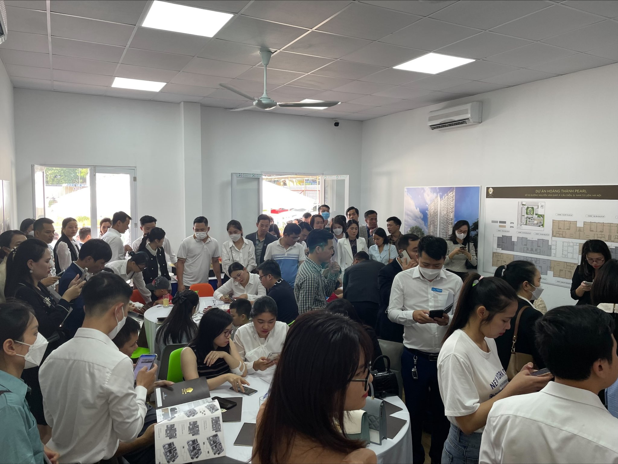 Khách hàng ngồi chật kín trong buổi mở bán dự án Hoàng Thành Pearl