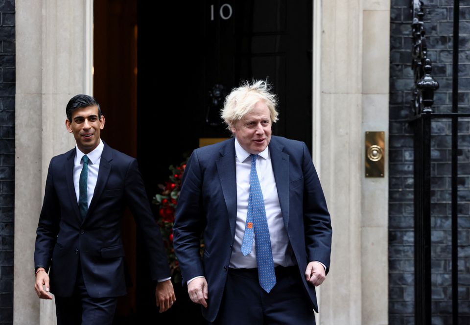 Cựu Thủ tướng Anh Boris Johnson nhiều khả năng sẽ đối đầu với người từng là cấp dưới Rishi Sunak trong cuộc tranh cử sắp tới (ảnh: Reuters)