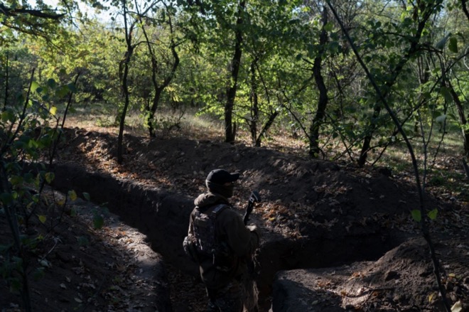 Binh sĩ Ukraine kiểm tra một khu vực giành lại từ tay Nga ở Kherson.