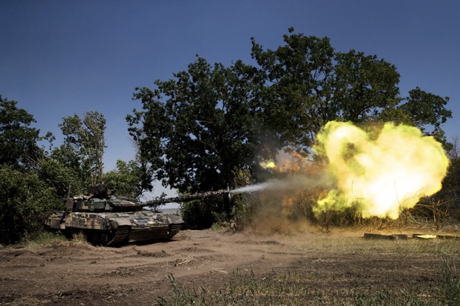 Xe tăng Ukraine khai hỏa trong xung đột với Nga.