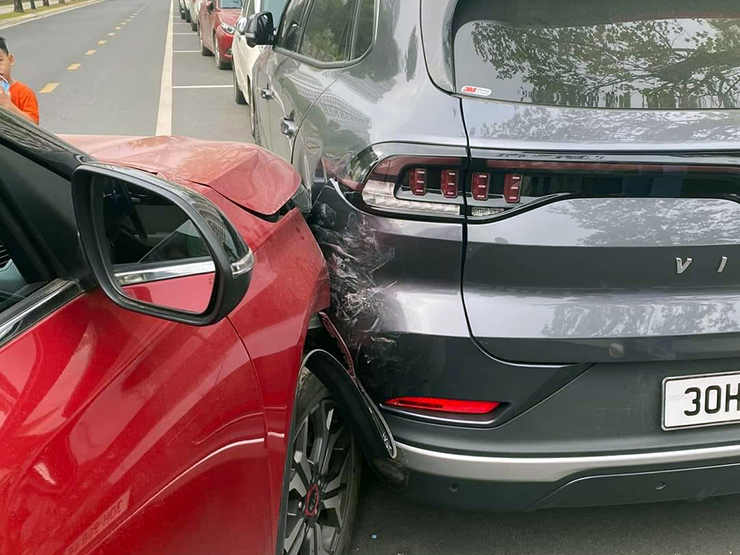 Tin tức ô tô - KIA Seltos bị móp đầu và bung cản trước sau khi va chạm với VinFast VF 8