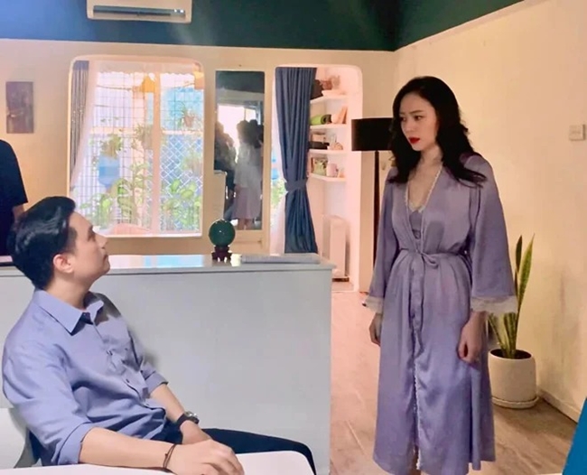 Trong phim Hành trình công lý, diễn viên Huyền Trang đóng vai tiểu tam tên Hà, người đã gài bẫy để dụ Hoàng (Việt Anh) lên giường khiến anh mất tất cả vì clip nóng. Trong tập 4, nữ diễn viên có phân cảnh diện váy ngủ đối thoại với Việt Anh ở nhà riêng. 
