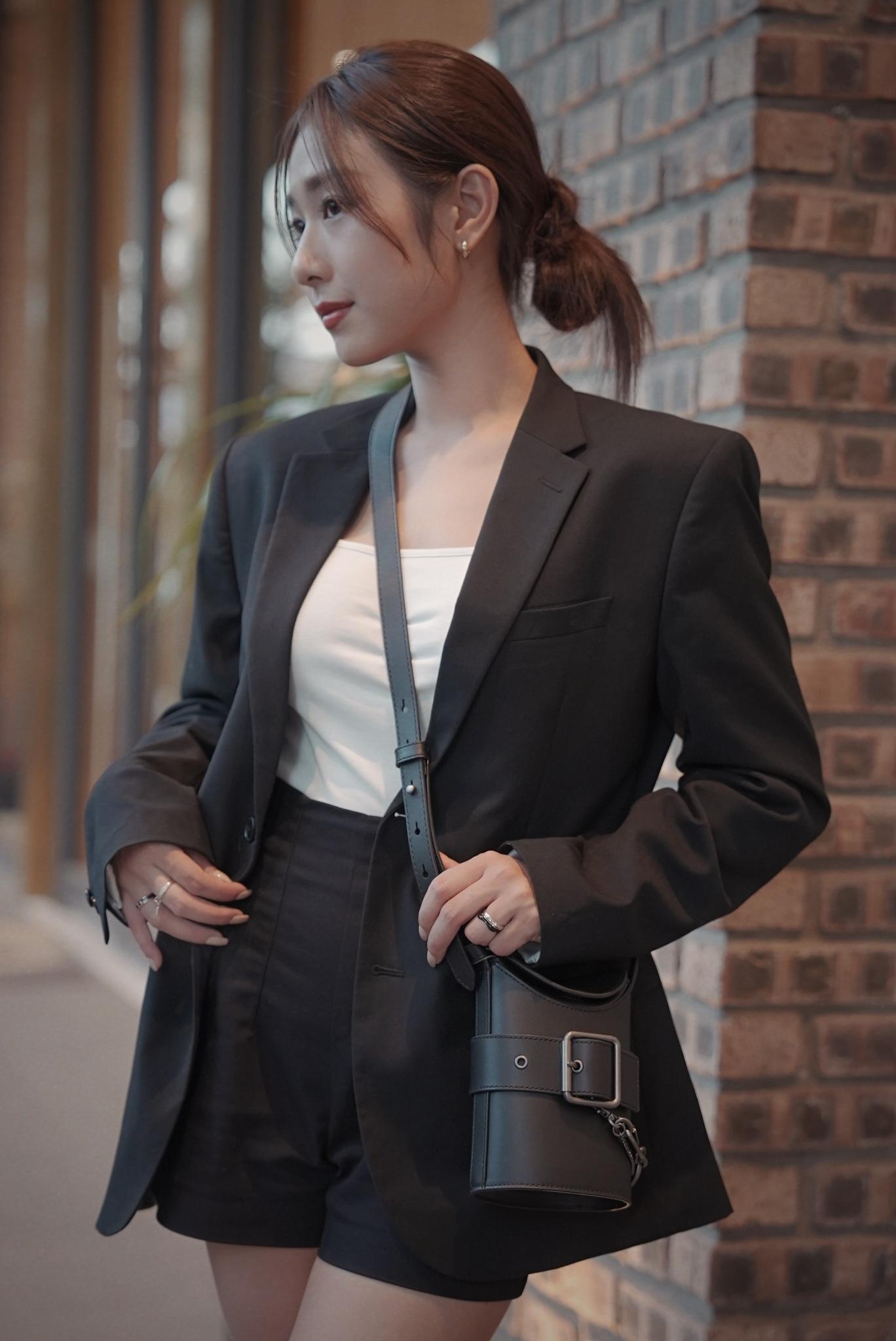 Chỉ với 2 gam màu cơ bản trắng - đen, hot mom Trang Lou tự tin dạo phố trong set đồ thanh lịch nhưng không kém phần cá tính nhờ vào mẫu giày và túi mới nhất nằm trong BST kết hợp đặc biệt giữa CHARLES &amp; KEITH và BOTH.