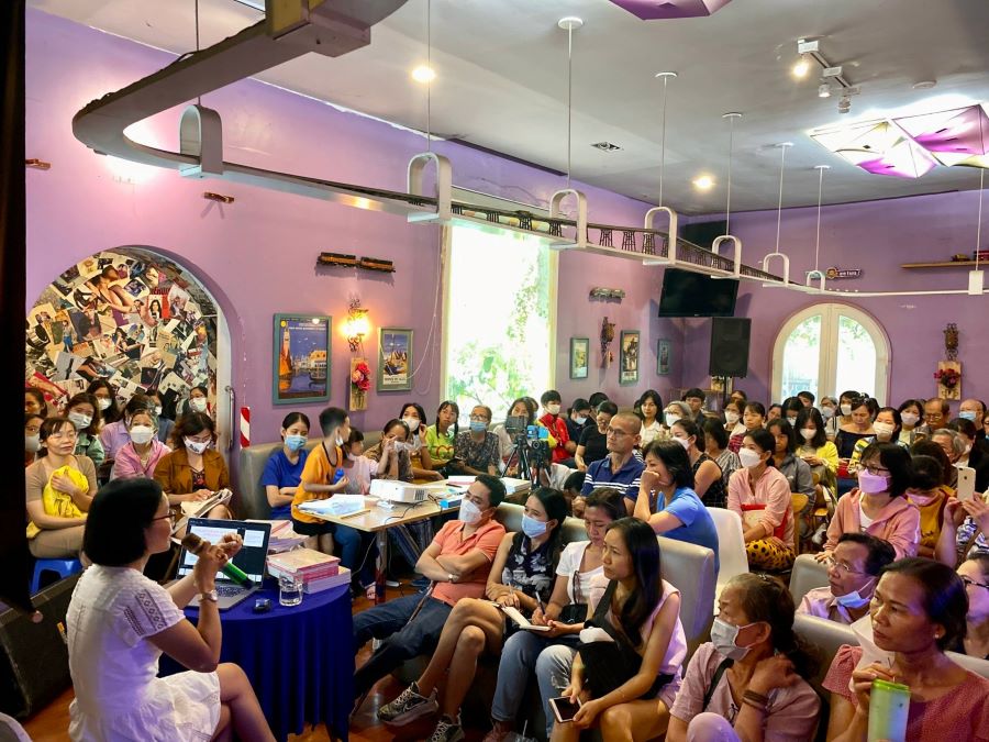 Tác giả Mita Trần đang chia sẻ chăm sóc sức khỏe cho cộng đồng