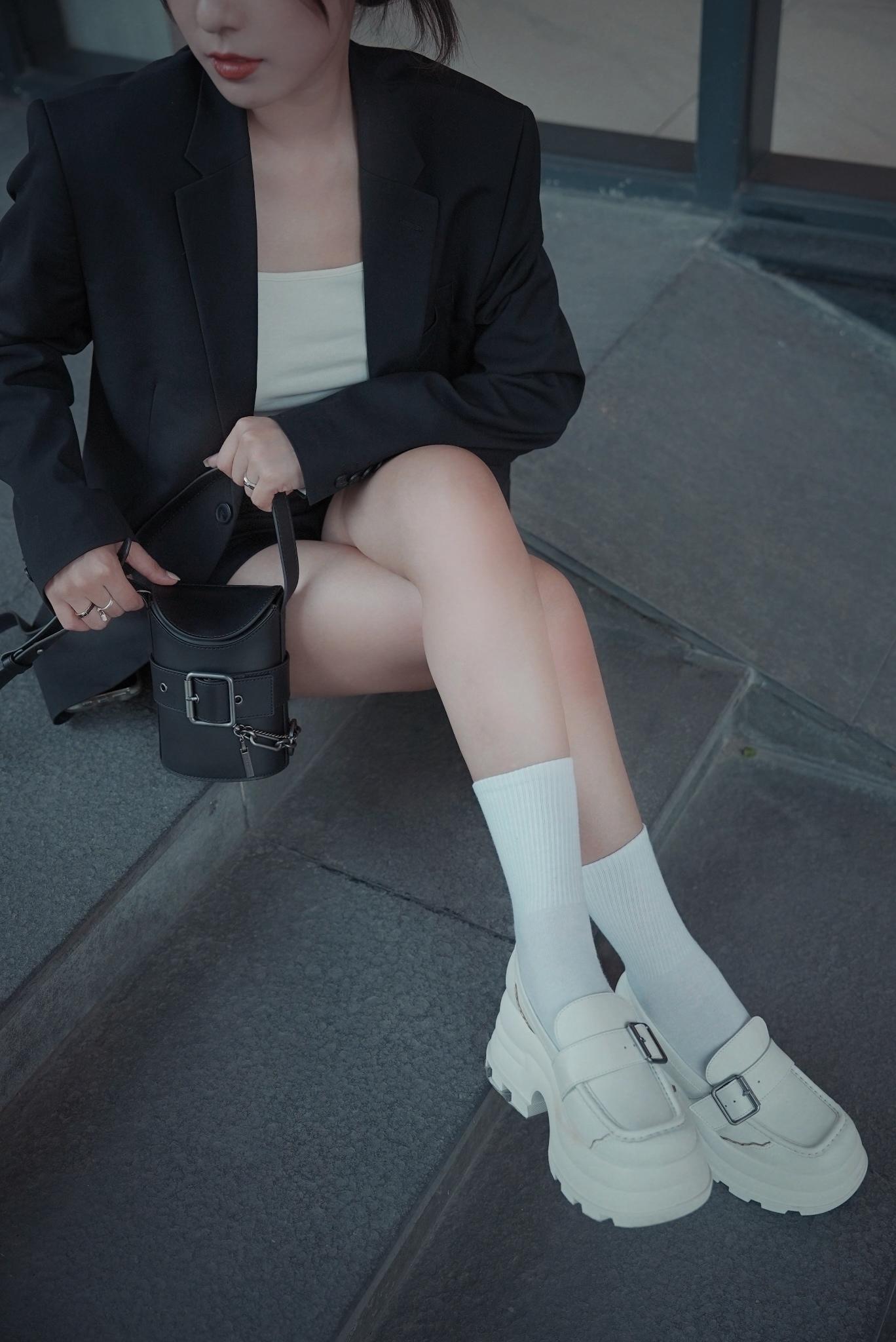 Đôi giày loafers mà Trang Lou chọn của CHARLES &amp; KEITH, được trang trí dây đai khóa và phần đế cao răng cưa làm tăng thêm sự thú vị và phá cách. Thiết kế các nét đứt phân mảnh trên thân giày được lấy từ cảm hứng Kintsugi - nghệ thuật hàn gắn các vết nứt trên gốm sứ bằng vàng cổ của Nhật Bản.