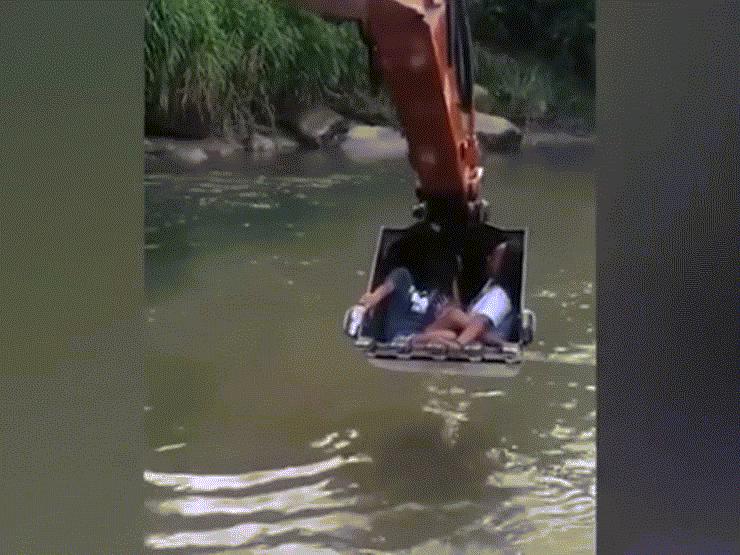 Phi thường - kỳ quặc - Clip: Những cô gái nghịch dại với máy xúc và cái kết