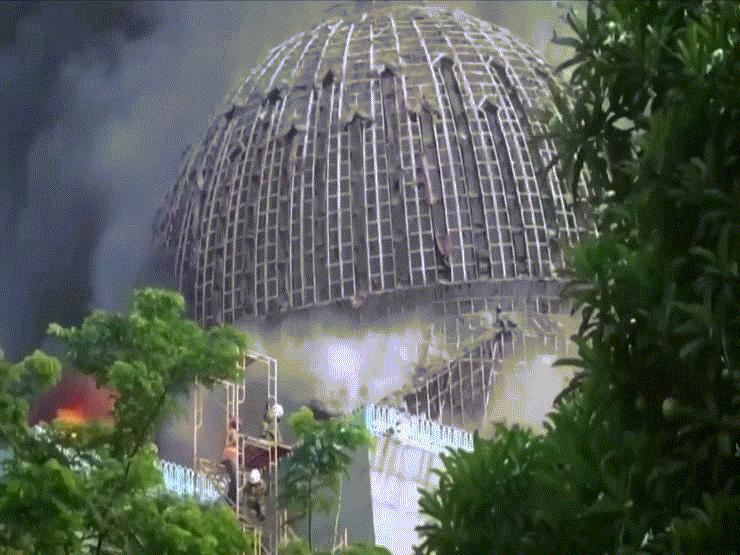 Thế giới - Mái vòm khổng lồ của đền thờ Indonesia sụp đổ trong khói lửa