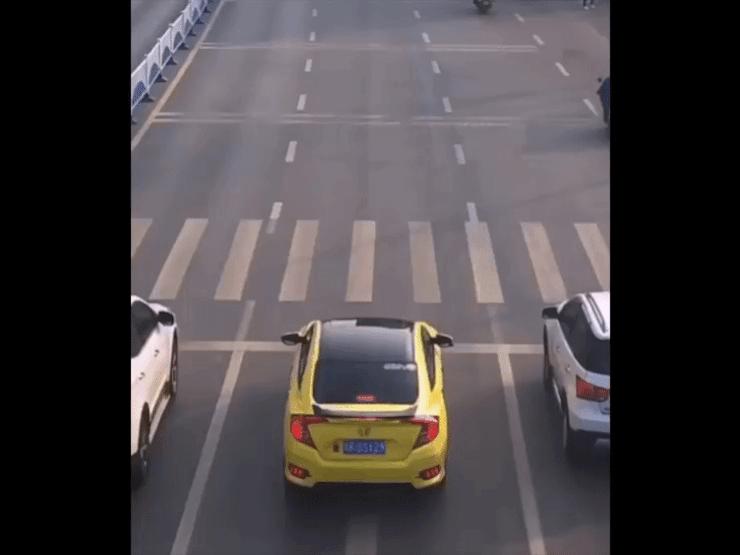 Ô tô - Clip:Tài xế đánh lái nhường đường xe cứu thương được cộng đồng mạng tán dương