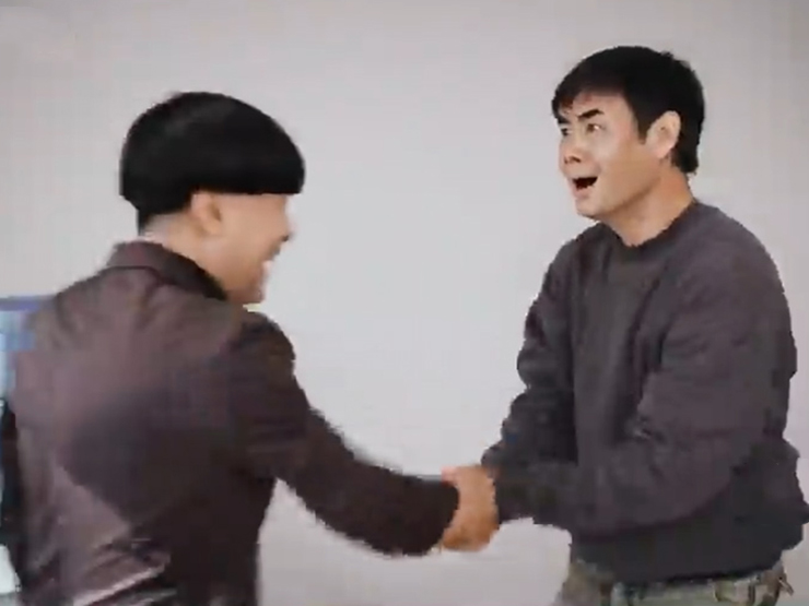 Clip hài hước - Chàng trai có hành động khó tin khi đi phỏng vấn và cái kết bất ngờ