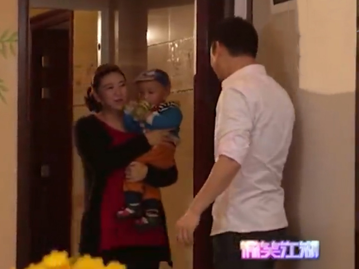 Clip hài hước - Được cô hàng xóm nhờ trông hộ con khiến anh chàng dở khóc dở cười