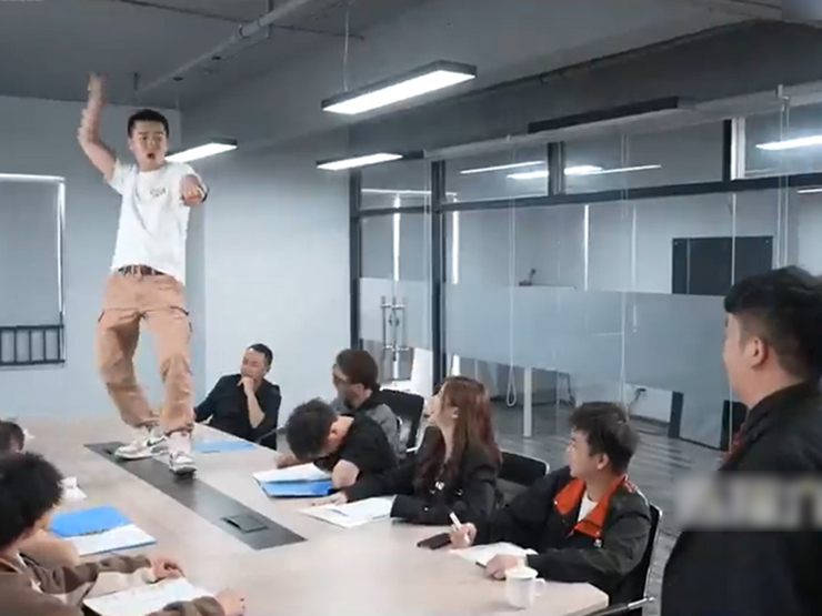 Clip hài hước - Tự tin là tốt, nhưng tự tin một cách thái quá thì lại thành... dở hơi