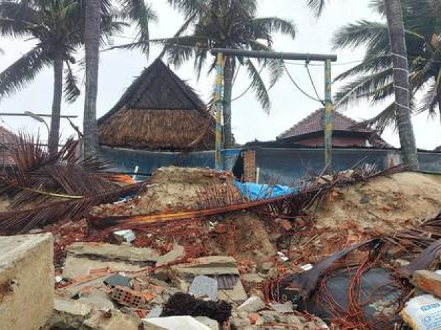 Tin tức trong ngày - Sóng biển 'ăn' sát bờ, đánh sập nhiều nhà ven biển Cửa Đại