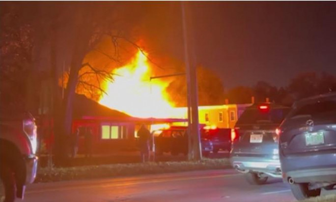 Ngọn lửa cao tới hơn 12 m bùng lên sau vụ tai nạn xảy ra gần sân bay Dillant-Hopkins. Ảnh: US Today