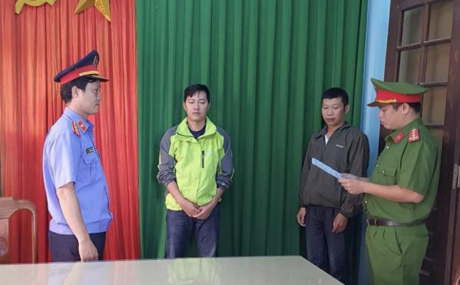 Nguyễn Xuân Anh Dũng (thứ 2 từ trái qua) bị bắt tạm giam.