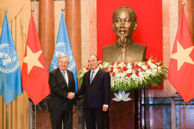 Chủ tịch nước Nguyễn Xuân Phúc đón chào Tổng Thư ký Liên Hiệp Quốc António Guterres trước cuộc hội đàm ngày 21-10 tại Hà Nội. Ảnh: HỮU HƯNG