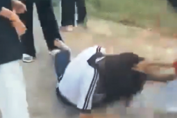 Pháp luật - Nữ sinh ở Quảng Ngãi bị đánh hội đồng, kéo lê trên đường