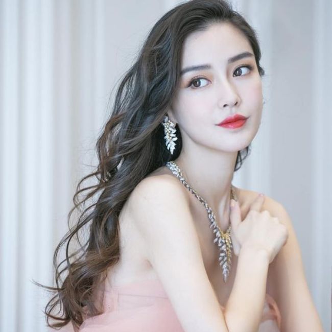 Angelababy gia nhập giới giải trí khi mới 15 tuổi với tư cách người mẫu ảnh sau đó chuyển sang diễn xuất. Tuy nhiên, Angelababy chưa có được một vai diễn nổi bật. Cô chỉ được xem là 'một bông hoa đẹp' trên màn ảnh.  
