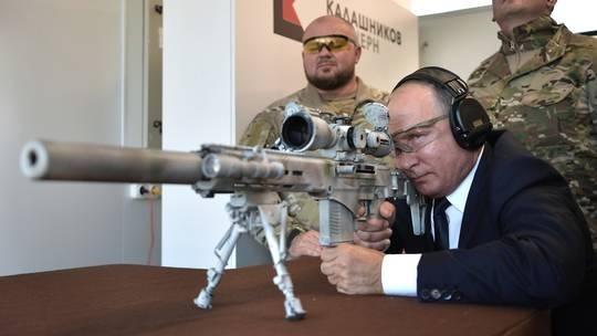 Tổng thống Nga Vladimir Putin bắn thử một khẩu súng trường SVCh-308 hồi năm 2018. Ảnh: RIA