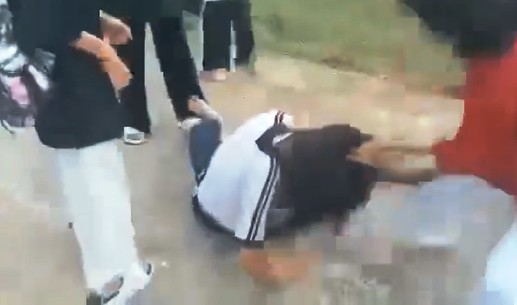Nữ sinh bị đánh, kéo tóc