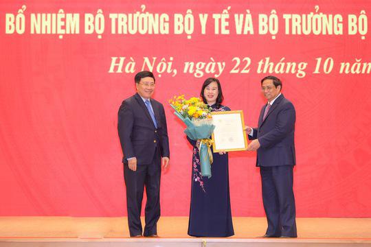 Thủ tướng Phạm Minh Chính trao Quyết định của Chủ tịch nước bổ nhiệm Bộ trưởng Bộ Y tế cho bà Đào Hồng Lan. Ảnh: VGP