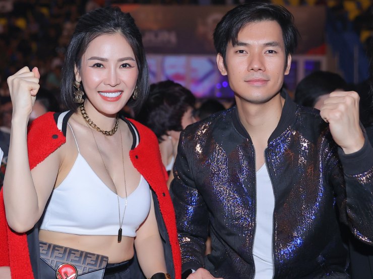 Giải trí - Mỹ nhân gợi cảm thân thiết bên Nhan Phúc Vinh khi xem giải MMA "gây sốt"