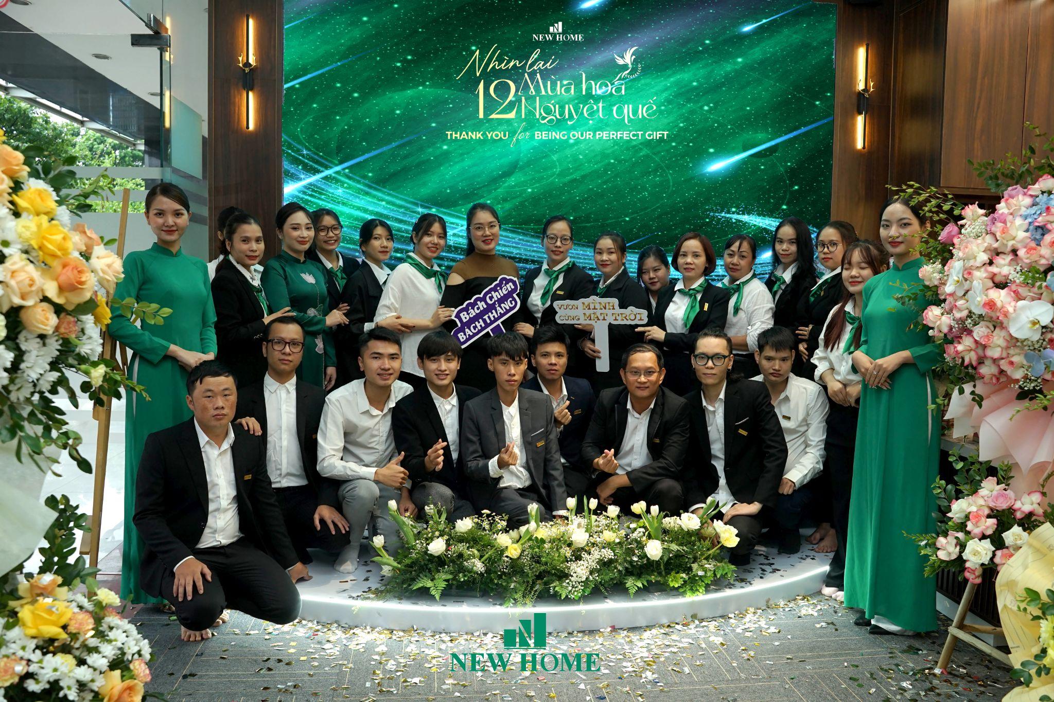 Bà Phan Thị Diễm Tuyết - Tổng Giám đốc cùng tập thể nhân viên NH Land