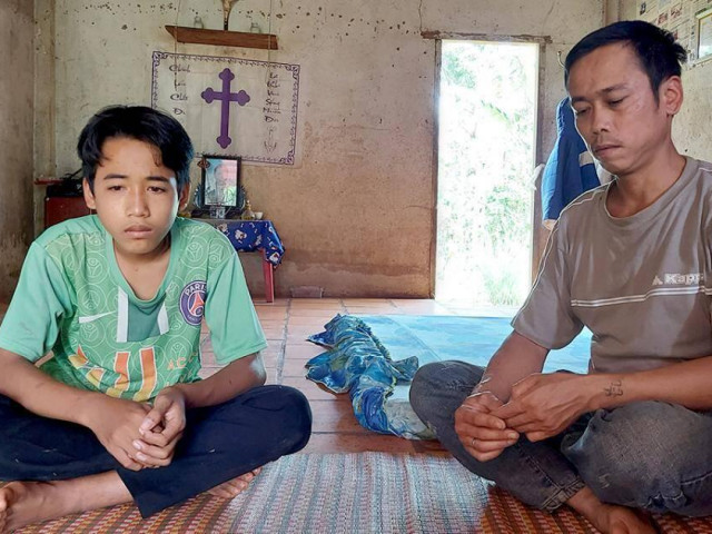 Tin tức trong ngày - Cơ cực cảnh cha nghèo gồng gánh nuôi 3 con thơ