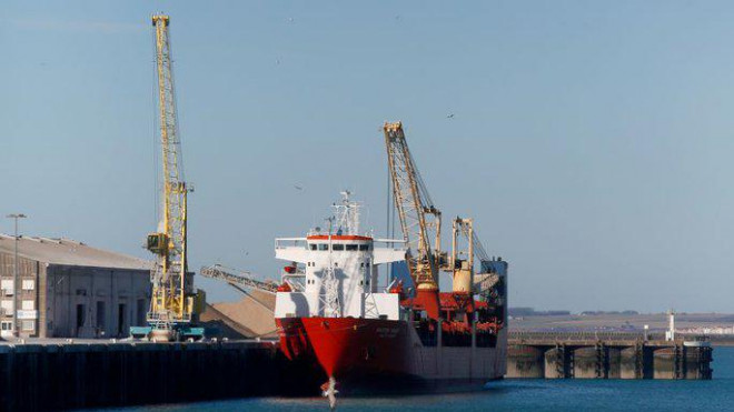 Một tàu hàng treo cờ Nga đậu tại cảng Boulogne-sur-Mer (Pháp) và bị điều tra. Ảnh: iTV
